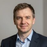 Портрет уверенного российского бизнесмена для курса интенсивного английского языка перед переездом за границу
