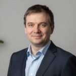 Портрет уверенного российского бизнесмена для курса интенсивного английского языка перед переездом за границу