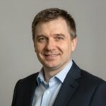 Портрет уверенного российского бизнесмена для курса интенсивного английского языка перед переездом за границу